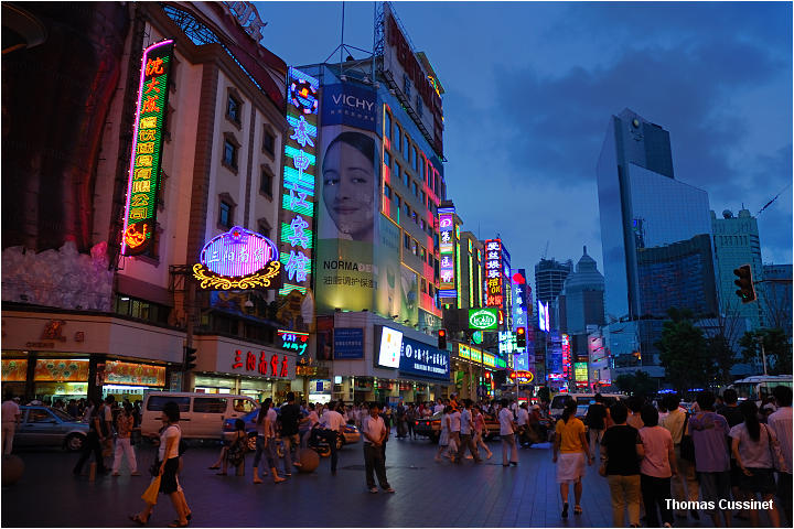 Accueil/Voyage en Chine - Aot 2006 - Mise en ligne par tape de voyage/1re tape-Shanghai/Nanjing Road  la nuit tombe - nanjing_road_1093_site